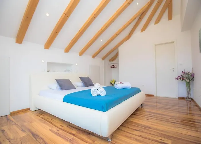 Luxury With A Swimming Pool Vrpolje, - 21843 *